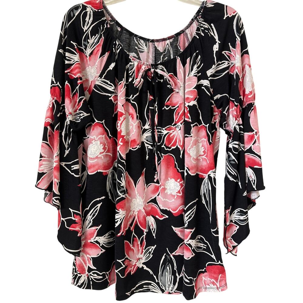XL Top Scoop Neck 3/4 Open Sleeves, Slightly Scooped Hem Black W Coral Flowers